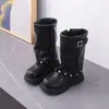 Otoño 2026 Nuevas Botas Altas de Felpa con Hebilla Metálica Retro para Niñas Estilo Coreano Moda Infantil Botas de Moda con Remaches Tendencia