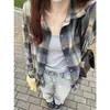 Camisa Xadrez Vermelha Bordada com Letras Estilo Retrô Americano Feminina Outono Design Moderno Solta Manga Longa Camisa Casaco Top