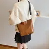 Bolsa de grande capacidade para mulheres Outono e Inverno 2023 Nova bolsa transversal de ombro retrô com alça larga textura fashion bolsa sacola para o dia a dia