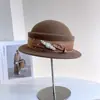 Sombrero de Lana Plisado de Satén con Perlas Estilo Hepburn para Mujer, Sombrero Tipo Cubo Versátil de Moda Invernal con un Diseño Elegante y Moderno