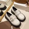 Mocassins com Solado Grosso de Temperamento Feminino 2026 Outono Novo Estilo Combine com Saias Sapatos Baixos Fashionáveis Versátil para o Trabalho Estilo Japonês Sapatos Pequenos de Couro