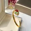 [01] Douyin con estilo europeo y americano tendencia hip hop forma de serpiente lujo total diamante completo rubí cabeza de serpiente pulsera abierta