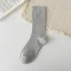 Meias de Novo Estilo Outono e Inverno para Mulheres com Bordado de Coração, Tendência Preto e Branco Cinza Esportivas Longas de Algodão Meias Atacado