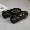 Nuevos zapatos de pescador de malla de fondo plano de verano de la grulla de almohada blanca, sandalias huecas transpirables de punta cerrada para mujer, encaje de nicho de strass casual