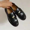 Versão em Couro~Mocassins de Solado Grosso com Moeda Dourada Design Feminino de Senso Nicho Retrô Estilo Britânico Sapatos Pequenos de Couro Salto Grosso Bico Redondo Sapatos de Uma Sola