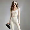 Conjunto de Pilates elástico sin costuras para mujer, con un top de manga corta cruzado y pantalones de yoga de cintura alta que realzan las caderas, un atuendo deportivo para mujer