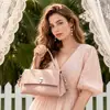 Bolsa feminina de nicho estilo coreano mais vendida, bolsa transversal moderna e estilosa, bolsa quadrada pequena de couro genuíno com fecho de cadeado, bolsa de ombro versátil