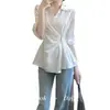 Camisa Larga Irregular de Manga Larga Blanca de Primavera Nueva con Diseño Adelgazante que Ceñe la Cintura y Cuello de Solapa