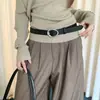 Cinturón de hebilla redonda metálica minimalista estilo coreano, un accesorio clásico y elegante para combinar con jeans, con un diseño de cinturón decorativo y un look moderno.