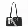 Bolso de mano para mujer estilo retro, un bolso de hombro nicho y sofisticado, nueva colección de otoño 2026, fresco y versátil, perfecto para el trabajo diario y diseñado para llevarse debajo del brazo