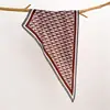 Bufanda Triangular de Estilo Nuevo Primavera 2026 de Gama Alta con Estampado Completo de Letras, Delgada y Versátil, Protección Solar para Viajes, Exquisito Chal Decorativo