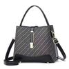 Bolso cubo tejido retro de nicho de alta calidad de gran capacidad para mujer 2023 otoño e invierno Nuevo bolso de comercio exterior para ir al trabajo