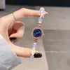 2026 Novo Relógio de Moda de Nicho de Luxo Leve com Pedras de Diamante e Pérolas com Cordão Ajustável, Relógio para Estudantes, Relógio de Quartzo Personalizado para Mulheres