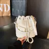 Bolso cruzado de un solo hombro moderno y elegante, Bolso casual de mujer texturizado a la moda, Bolso tipo cubo de nicho Primavera 2026