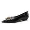 Zapatos de Tacón Cuña Punta Fina 3685-K77 con Hebilla de Metal y Pedrería, Mocasines Versátiles de Gamuza de Boca Baja, Zapatos para Mujer para el Trabajo