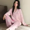 Pijama de algodón puro, manga larga, pantalón largo, nuevos estilos de primavera y otoño, con cuello de solapa y diseño de abertura frontal, un conjunto de dos piezas adecuado para usar tanto en interiores como en exteriores
