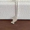 Colar Pingente em Cobre Branco Banhado com Prata Grossa em Formato de Peixe para Mulheres, Apresentando um Design Único com uma Corrente de Clavícula Estilo Ins Levemente Luxuosa, Minimalista e Moderna