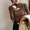 Suéter da moda outono e inverno com gola alta parcial para mulheres, estilo coreano casual chic com detalhes vazados de nicho, top base espesso