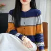 Cárdigan suéter de rayas color block estilo coreano, un nuevo diseño de otoño/invierno para mujer, una prenda exterior corta de punto súper elegante que proporciona calor