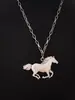 1 pieza collar con colgante de caballo pequeño galopando en aleación pintada en spray Unisex