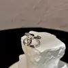 Anillo pequeño estilo Chanel de cristal de hielo tallado a mano con CNC, anillo abierto personalizable y moderno, artesanía resistente, versátil, súper vendido en transmisiones en vivo