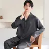 Pijama de seda de hielo para mujer en stock, nuevo conjunto de otoño de manga larga y pantalón largo, cárdigan casual simple para hombre, ropa de casa para parejas