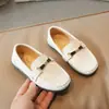 Sapatos de Couro Estilo Coreano para Crianças 2025 Novos Mocassins Infantis Sapatos Brancos para Estudantes Sapatos Casuais para Apresentação Sapatos Individuais para Crianças Médias e Grandes