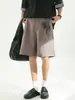 Pantalones cortos casuales de traje a rayas retro japoneses, pantalones de cinco puntos simples rectos holgados plisados de longitud media finos de verano