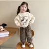 Conjunto moderno para niñas 2026 colección de otoño nueva: Sudadera de cuello redondo de dibujos animados para niños y pantalones casuales con estampado de leopardo, un conjunto de dos piezas