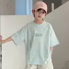 Camiseta de Manga Curta para Meninos Verão 2026 Novo Estilo Roupas de Verão Infantis Top Estilo Fino Tamanho Médio a Grande Crianças Camiseta de Manga Curta com Toque Fresco T Tendência