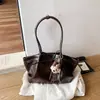 La popular bolsa grande de mujer de este año 2026 nueva elegante para otoño e invierno de un solo hombro debajo del brazo bolsa de mano plisada para ir al trabajo