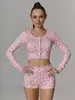 Conjunto de Duas Peças Fashionável Estampado Casual Sexy para Mulheres Europeias e Americanas, com Renda Patchwork, Manga Longa e Shorts, para Usar em Casa