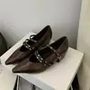 Sapatos Retrô com Tachas e Salto Escondido de 4cm para Mulheres Baixas, Novo Estilo Outono/Inverno, Bico Fino, Sapatos Mary Jane com Uma Tira