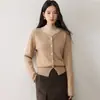 Cardigã de cashmere com decote V ondulado, nova coleção outono/inverno 2026, design artístico, camada base versátil, peça externa de abotoamento simples para mulheres