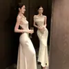 Vestido leve formal de cetim branco, corte justo, acinturado, de um ombro só, sem mangas, vestido de verão para mulheres