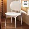 Cadeiras de jantar de plástico, adequadas para uso doméstico, empilháveis, com design minimalista nórdico, e são ideais para uso interno e externo como cadeiras para adultos com encosto de plástico.