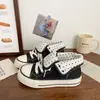 Zapatos blancos de diseño nicho 2026 primavera/otoño superventas zapatos ligeros para mujer con lunares de dopamina zapatos de lona finos transpirables