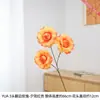 3 rosas artificiales con bordes acampanados para decoración del hogar en una habitación modelo de casa de huéspedes mejoran eficazmente la atmósfera artística del espacio