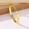 Pulseira de aço titânio estilo ins europeu e americano de trevo de quatro folhas, luxo leve, versátil com incrustação de diamante e fecho moderno, para mulheres