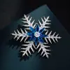 Broche de Copo de Nieve Giratorio de Diseño Original en Dorado, Plateado y Azul con un Diseño de Cristal de Hielo Tridimensional, Presentando una Sensación Dinámica y de Alta Gama, Adecuado Tanto para Hombres como para Mujeres