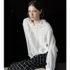 Estilo de Moda Relajado con Textura Ligeramente Arrugada, Dobladillo que Ceñe la Cintura, Cuello Irregular de Encaje Retro, Camisa Blanca para Mujer 34231