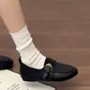 Zapatos de cuero retro de suela gruesa en color marrón para mujer, nueva colección de otoño 2026, perfectos con vestidos, estilo británico, que realzan la altura, mocasines versátiles