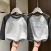 Camiseta de Manga Longa com Gola Redonda Color Block para Crianças Médias e Grandes Meninas Estilosa de Nicho Camada Interna Camiseta Base Estampada Top Outono/Inverno 2026