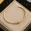 Nova Moda Pulseira Dourada Personalizada Estilo Simples Feminino Design Nó de Casal Estilo Luxo Leve Joia de Abertura