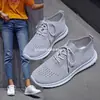 Venta Directa de Fabricantes Transfronterizos Europeos y Americanos Zapatos Casuales Deportivos 2026 Transpirables Nuevos de Tejido Fly-Knit Versátiles para Mujer Venta al por Mayor Tallas Grandes