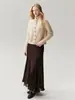 Texturizado y elegante: un cárdigan de punto 100% cachemira para mujer, perfecto para un trayecto suave y con estilo.. Este suéter suave y esponjoso es un top versátil.