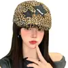 Gorra retro americana con parche de estrella de estampado de leopardo para mujer, boina de pico de pato de estilo nicho de moda de chica picante de alta gama