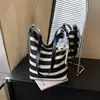 Bolso de mujer transfronterizo súper popular 2026, bolso tote, bolso cubo, moda niche para el día a día, bolso de hombro cruzado a rayas de estilo casual