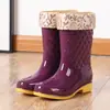 Sapatos de chuva de alta impermeabilidade da moda para adultos, botas de chuva para trabalho, botas de chuva antiderrapantes, sapatos de borracha femininos, cobre-sapatos para pisar na cozinha, sola de couro bovino de verão