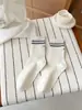 Meias Lisas Estilo Primavera para Mulheres, Meias de Algodão Meia-Perna com Listras Bordadas no Calcanhar, Meias Largas Sem Costura Estilo Coreano